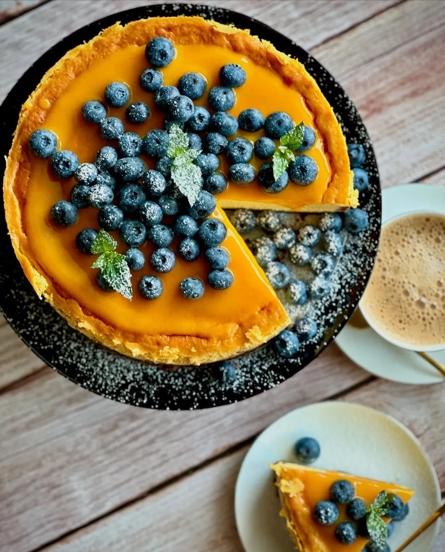 Kremowy sernik mango na ciasteczkowym spodzie