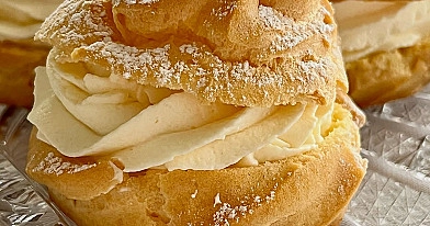 Ptysie z malinową konfiturą i lekkim kremem śmietankowym