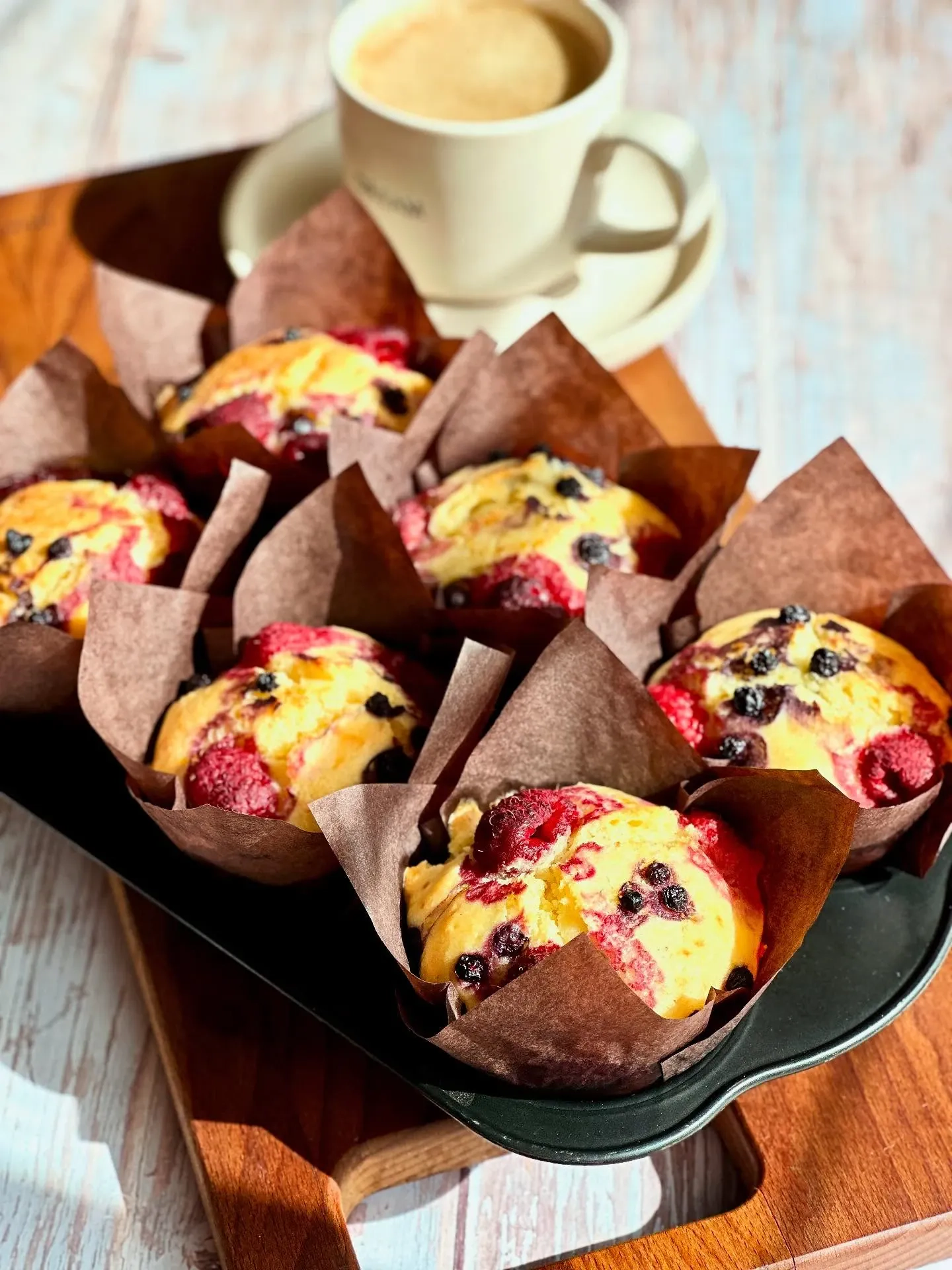 Babeczki jogurtowe z owocami – puszyste muffinki idealne na każdą okazję