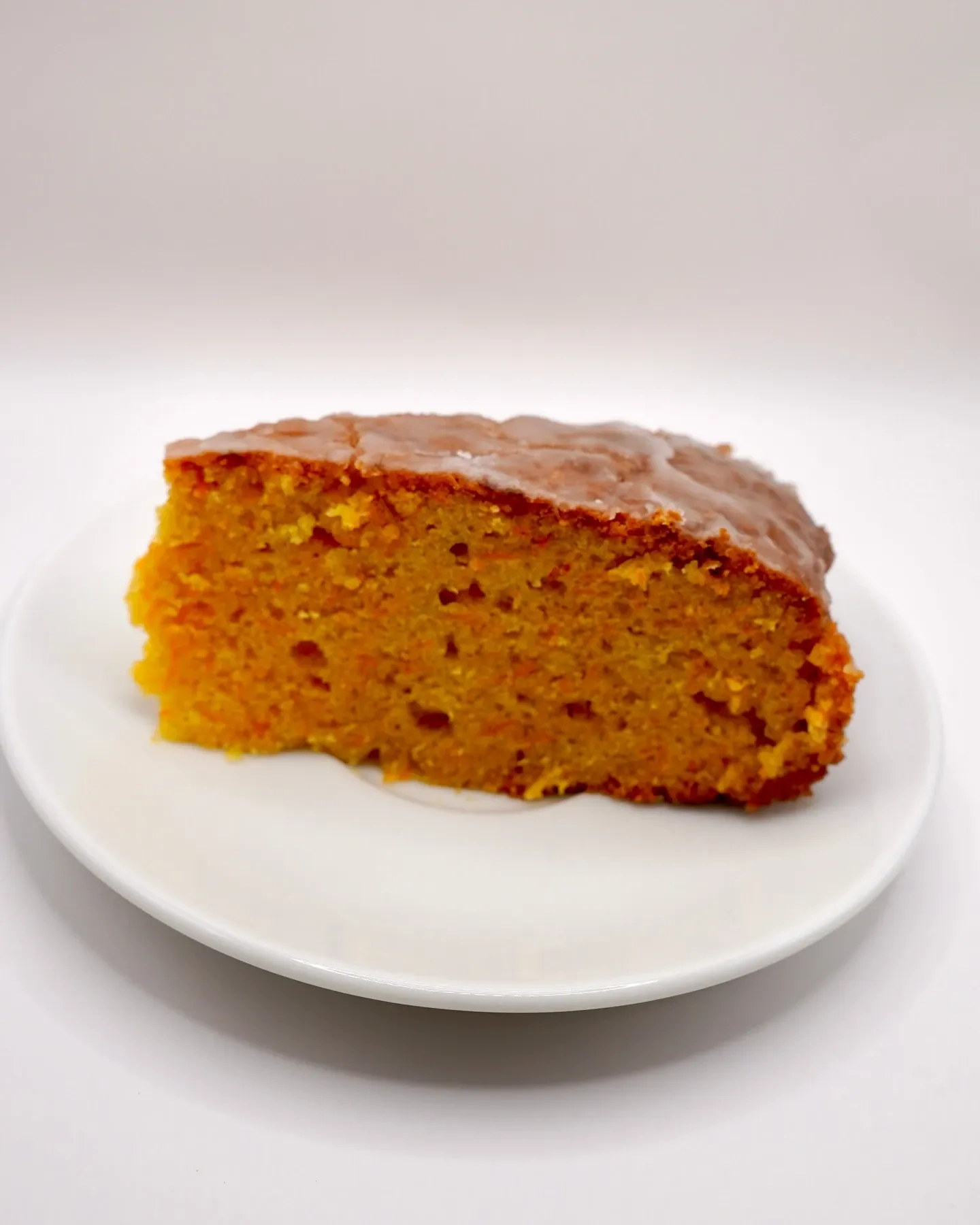 Wegańskie i bezglutenowe ciasto marchewkowe