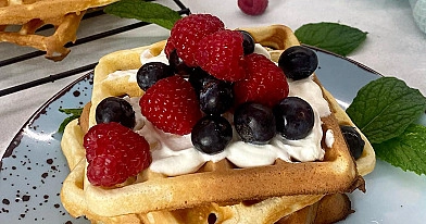 Gofry domowe lekkie i chrupiące bezglutenowe z owocami i bitą śmietaną