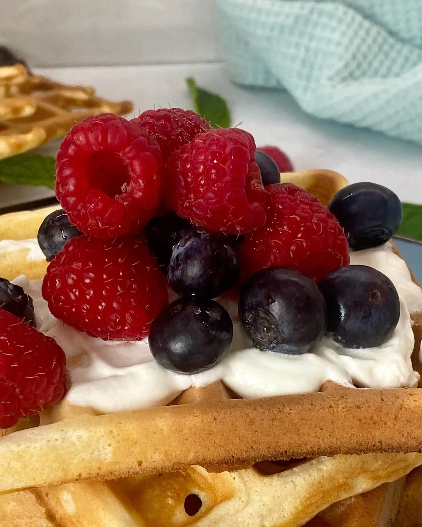 Gofry domowe lekkie i chrupiące bezglutenowe z owocami i bitą śmietaną
