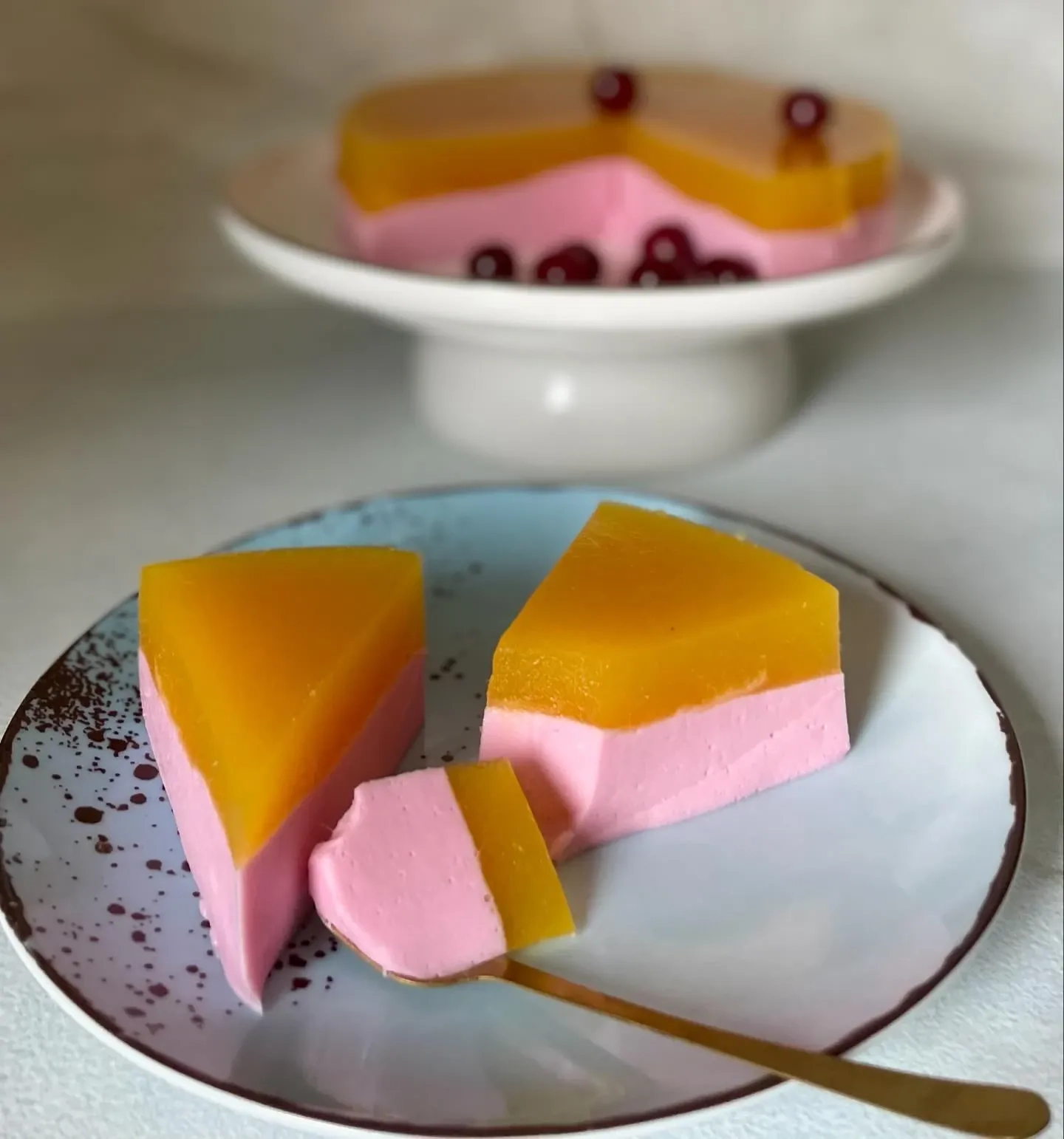 Lekkie ciasto jogurtowe z musem malinowym i galaretką mango – fit deser bez pieczenia