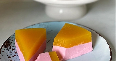Lekkie ciasto jogurtowe z musem malinowym i galaretką mango – fit deser bez pieczenia