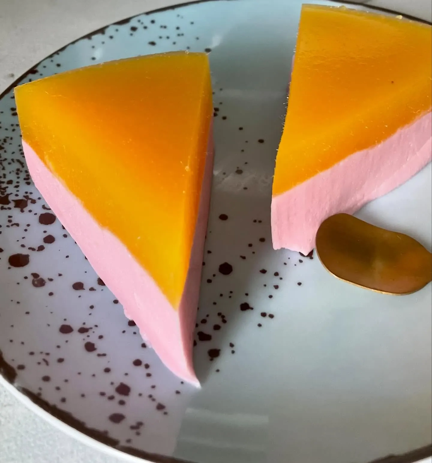 Lekkie ciasto jogurtowe z musem malinowym i galaretką mango – fit deser bez pieczenia Lekkie ciasto jogurtowe z musem malinowym i galaretką mango – fit deser bez pieczenia