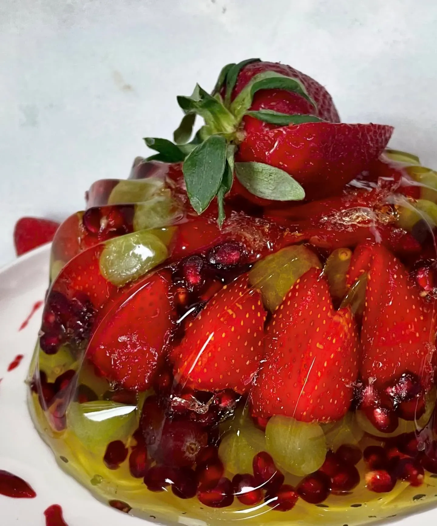 Owocowy torcik z galaretką i świeżymi truskawkami