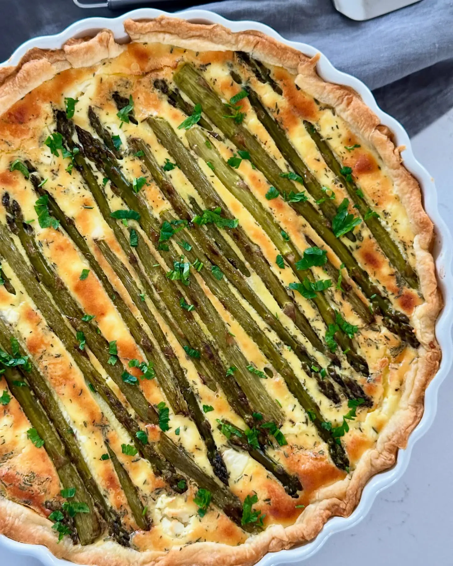 Tarta ze szparagami, fetą i kremowym serkiem Philadelphia