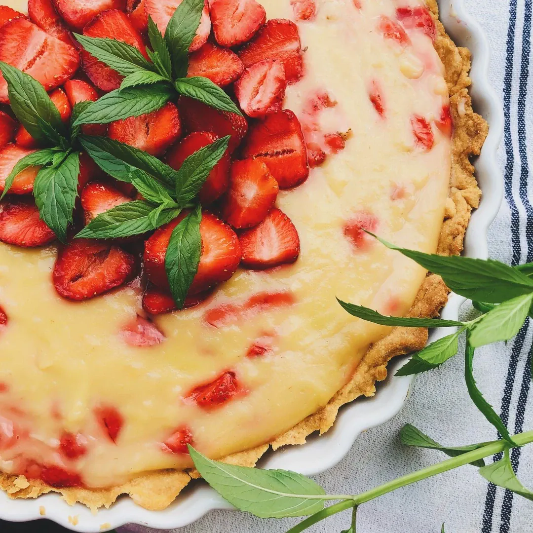 Tarta budyniowa z truskawkami – wegański przepis