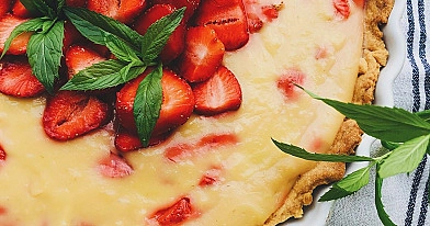 Tarta budyniowa z truskawkami – wegański przepis