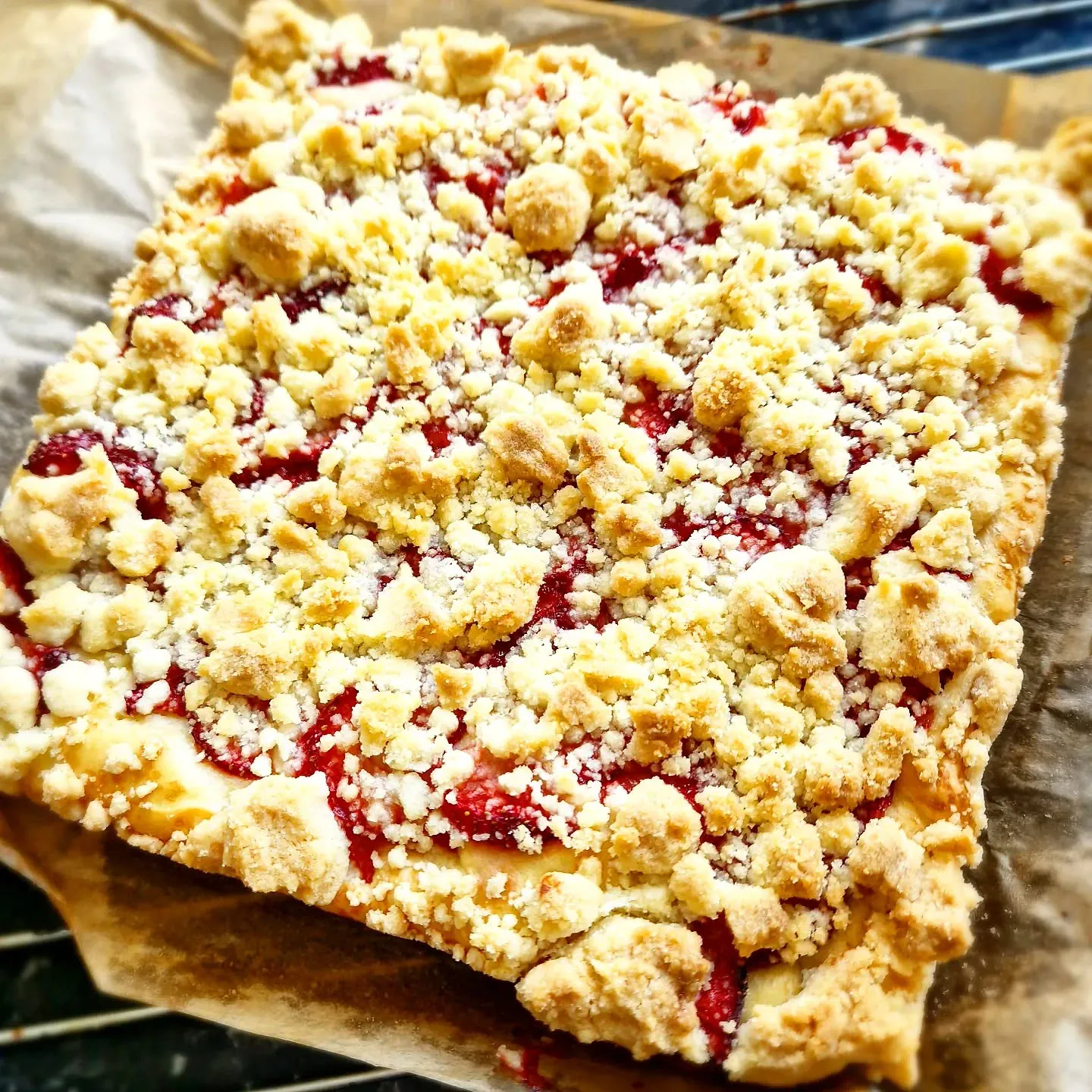 Placek drożdżowy z truskawkami i dużą ilością kruszonki