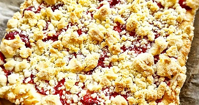 Placek drożdżowy z truskawkami i dużą ilością kruszonki