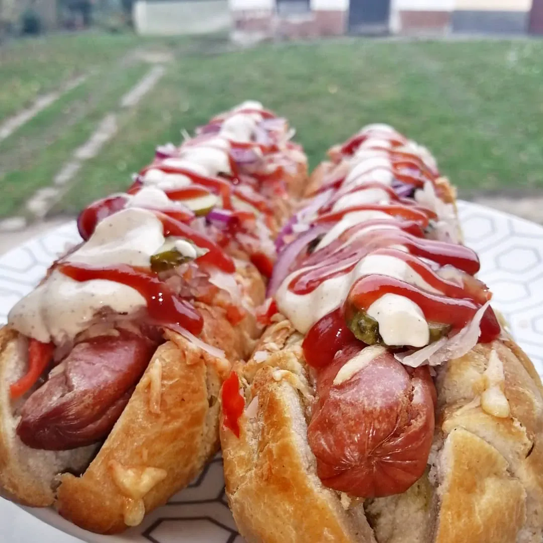 Czosndogi z pieczoną bagietką czosnkową, parówką i domowymi dodatkami
