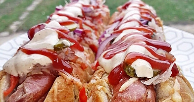 Czosndogi z pieczoną bagietką czosnkową, parówką i domowymi dodatkami