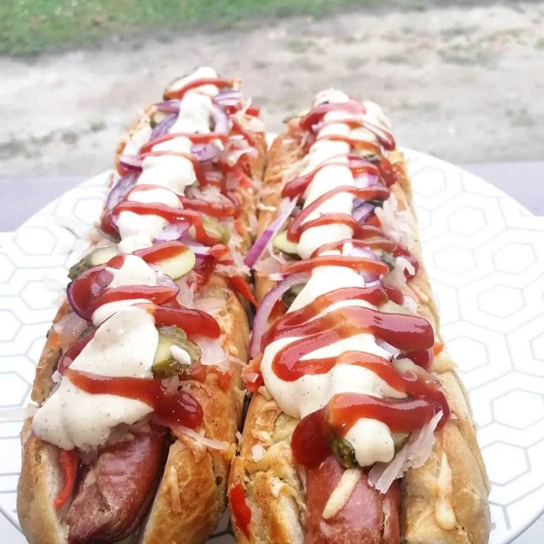 Czosndogi z pieczoną bagietką czosnkową, parówką i domowymi dodatkami