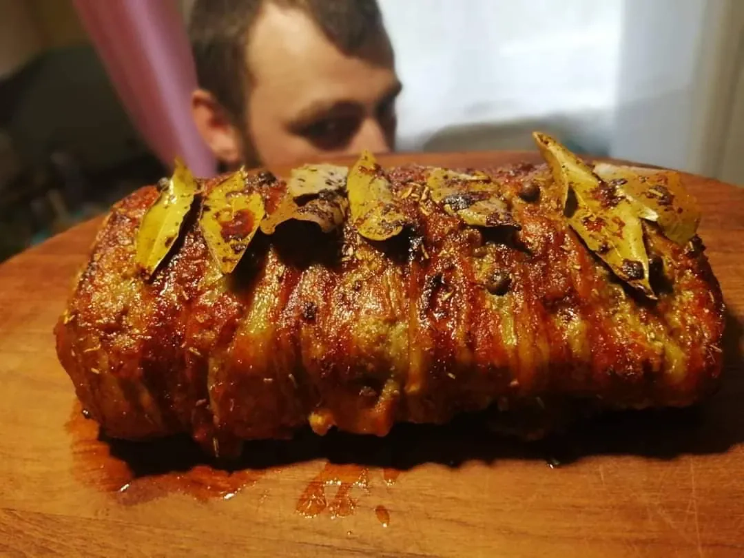 Pieczona rolada ze schabu w boczku z czosnkiem i liściem laurowym