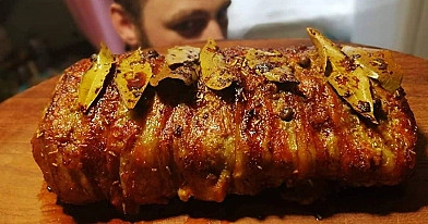 Pieczona rolada ze schabu w boczku z czosnkiem i liściem laurowym