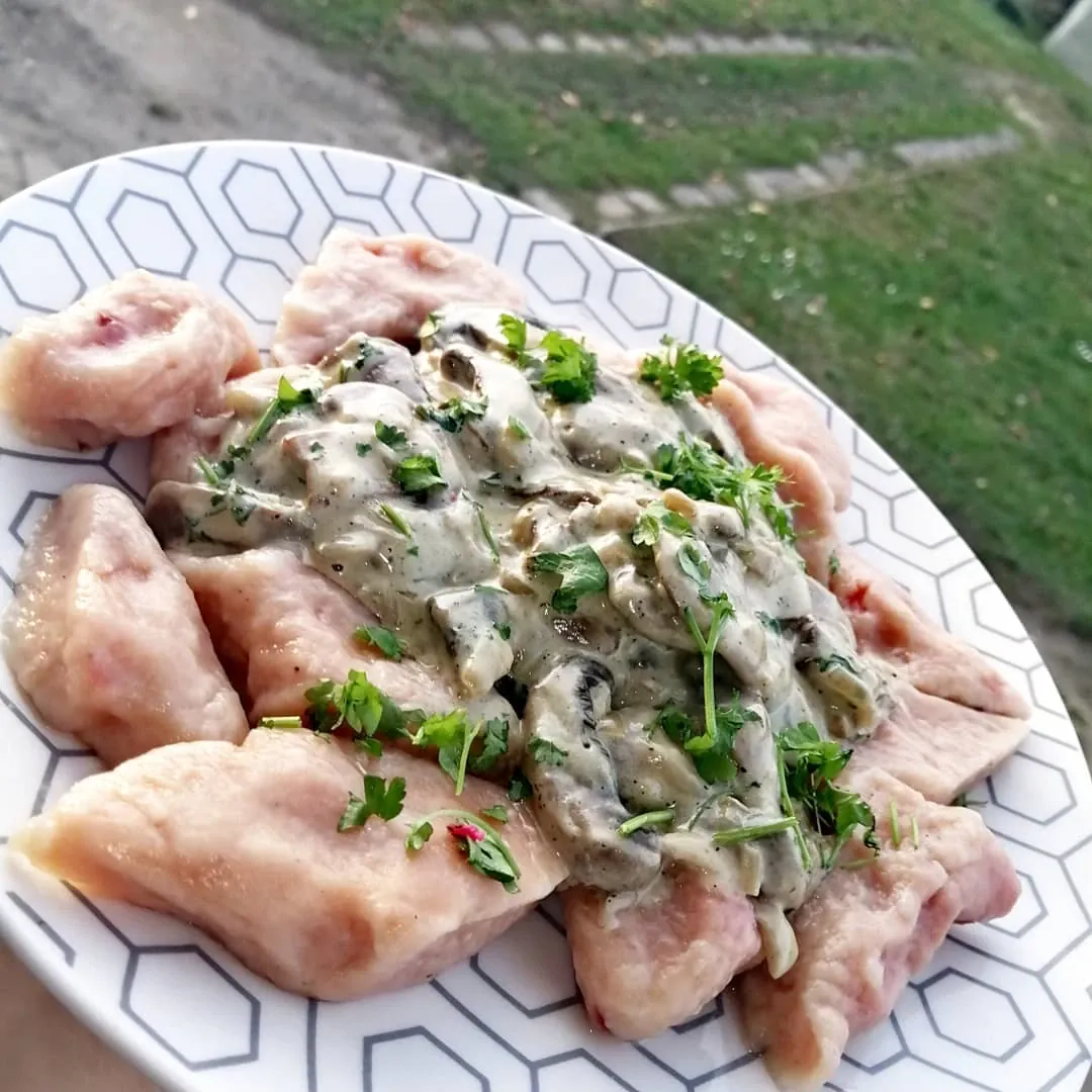 Kopytka buraczane z sosem pieczarkowym i natką pietruszki
