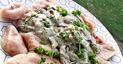 Kopytka buraczane z sosem pieczarkowym i natką pietruszki
