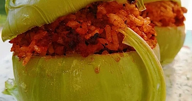 Faszerowana kalarepa z ryżem i mięsem w sosie koperkowym