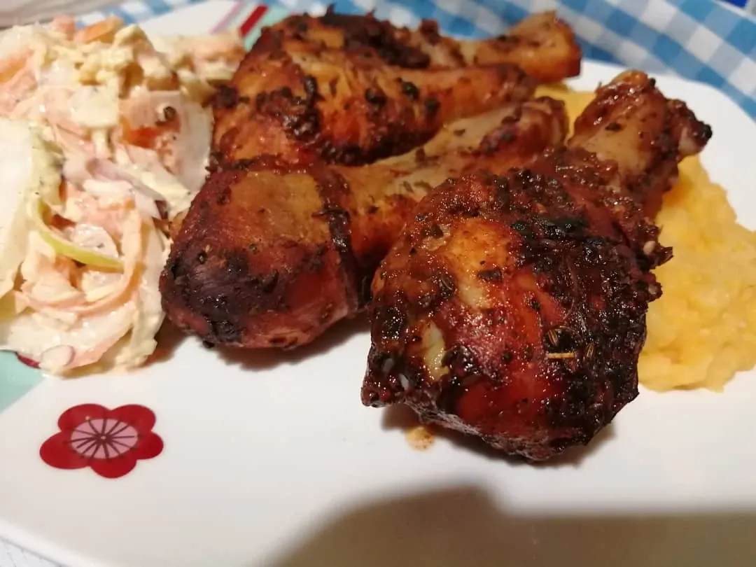 Pałki z kurczaka BBQ z puree z batata i surówką Colesław