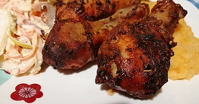 Pałki z kurczaka BBQ z puree z batata i surówką Colesław