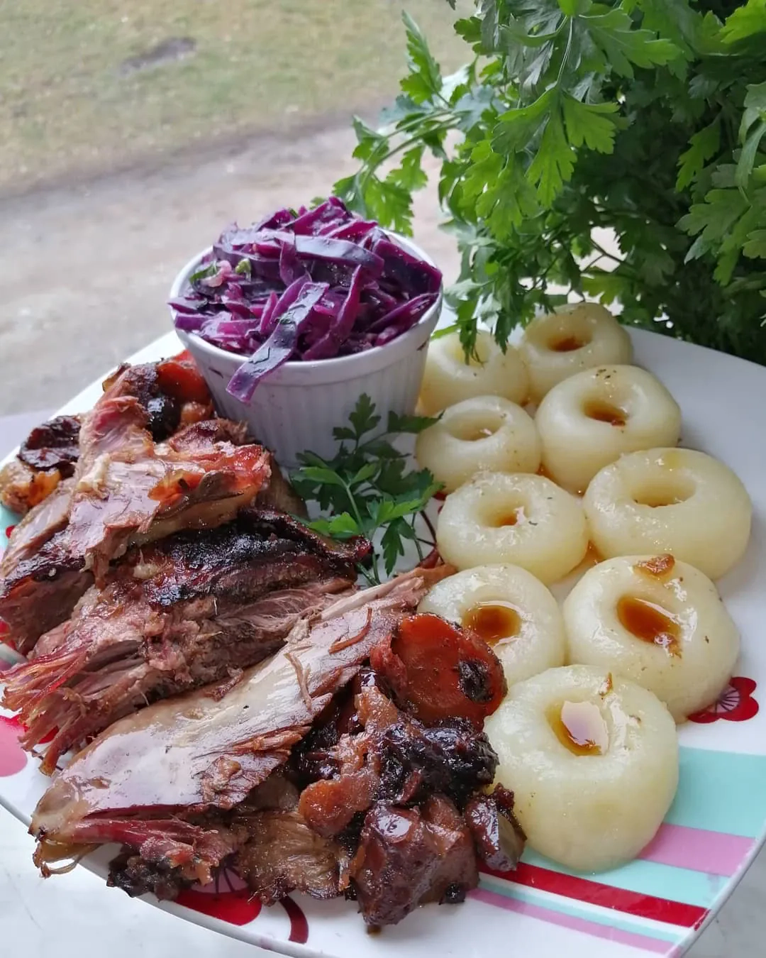 Gęś pieczona na słodko z owocami, modrą kapustą i tradycyjnymi kluskami śląskimi