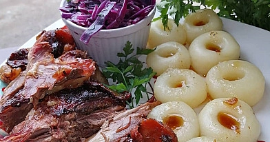 Gęś pieczona na słodko z owocami, modrą kapustą i tradycyjnymi kluskami śląskimi