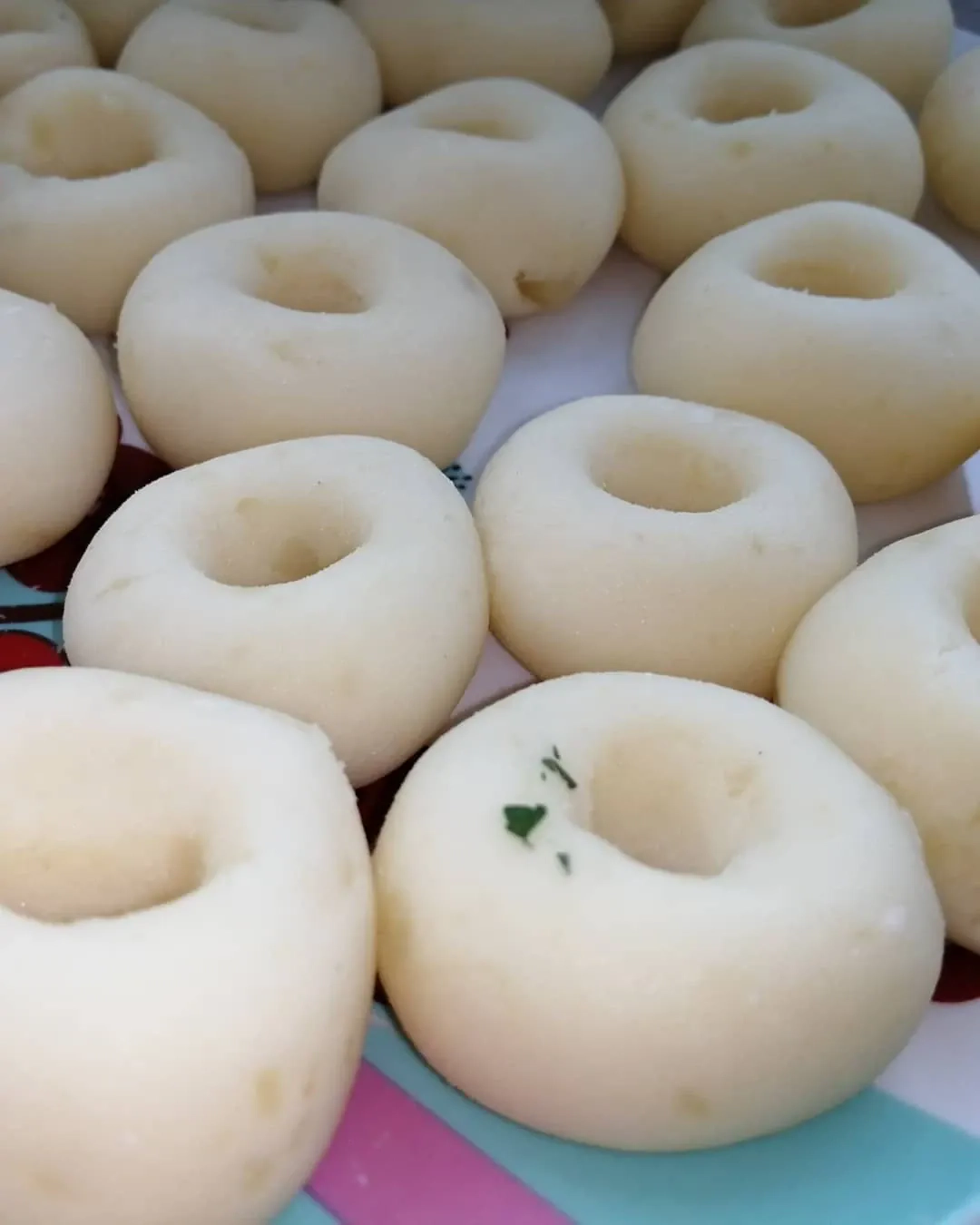 Gęś pieczona na słodko z owocami, modrą kapustą i tradycyjnymi kluskami śląskimi