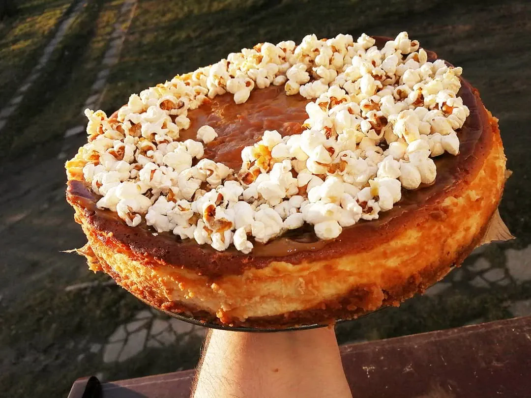 Sernik z popcornem, kajmakiem i białą czekoladą