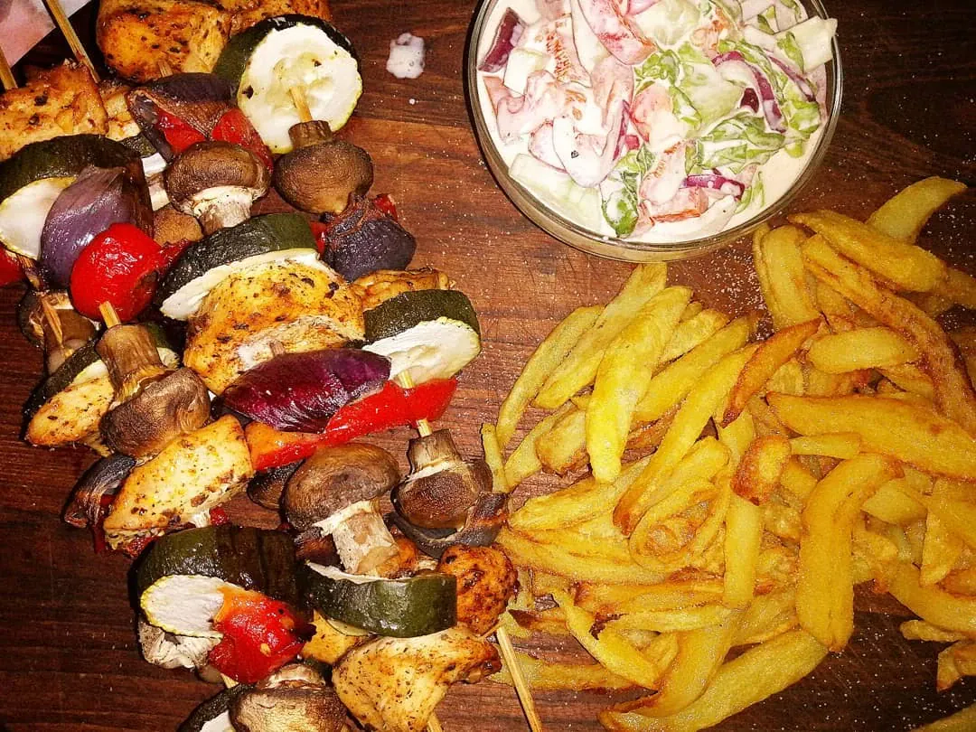 Szaszłyki z kurczakiem i boczkiem wędzonym z sałatką i frytkami