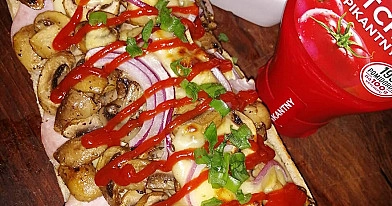 Zapiekanka domowa z szynką, pieczarkami i serem