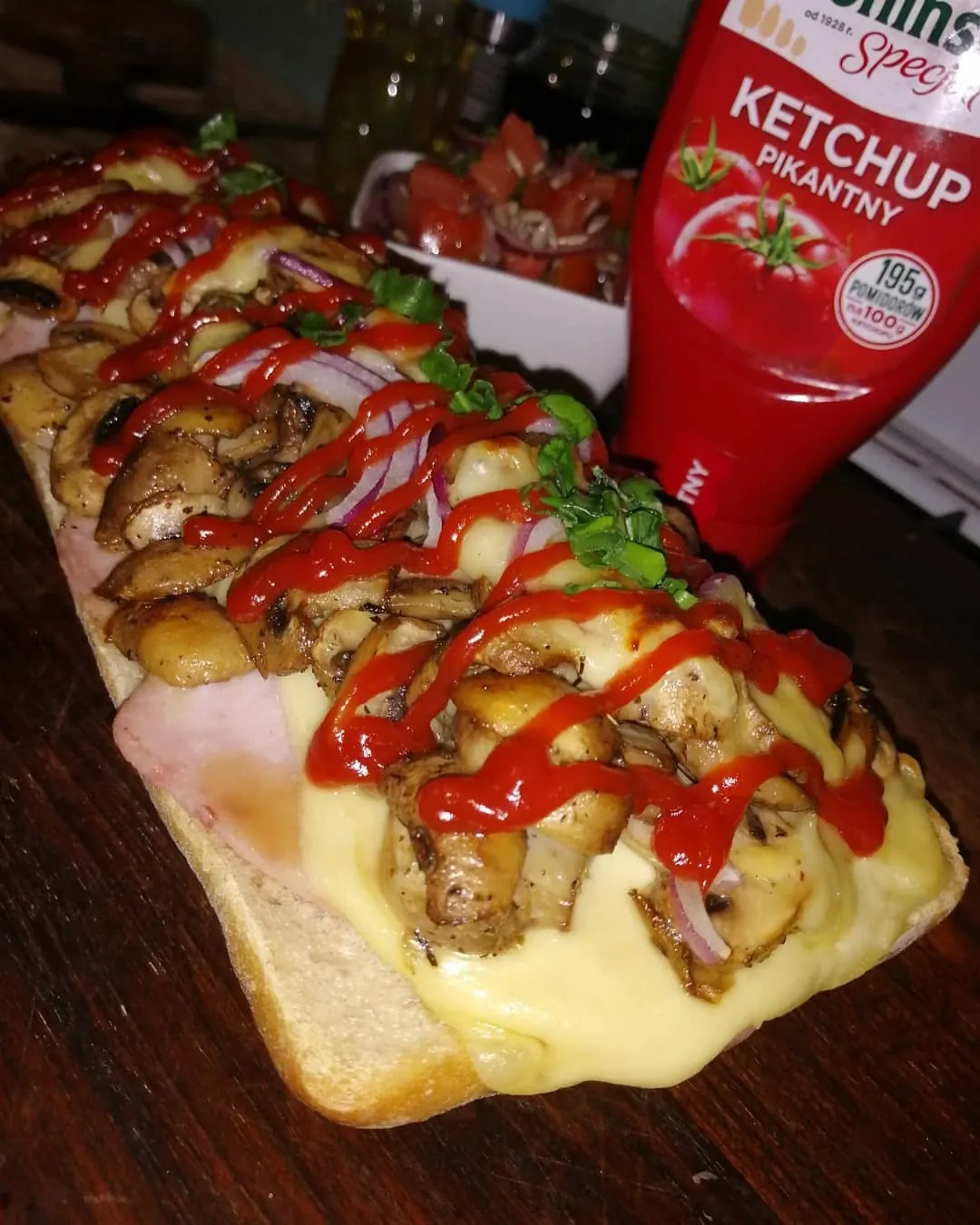 Zapiekanka domowa z szynką, pieczarkami i serem Zapiekanka domowa z szynką, pieczarkami i serem