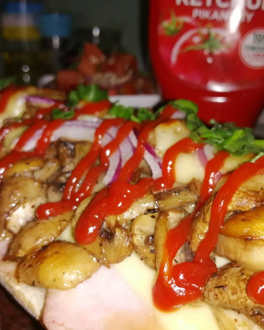Zapiekanka domowa z szynką, pieczarkami i serem Zapiekanka domowa z szynką, pieczarkami i serem