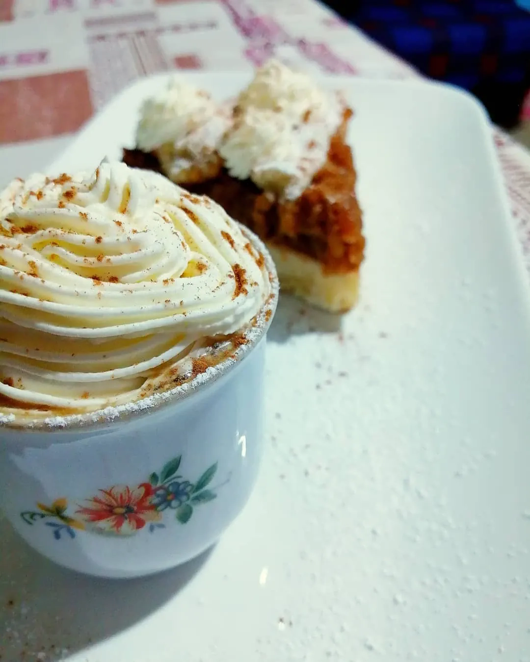 Szarlotka domowa na kruchym cieście z jabłkami i cappuccino z bitą śmietaną
