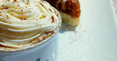 Szarlotka domowa na kruchym cieście z jabłkami i cappuccino z bitą śmietaną