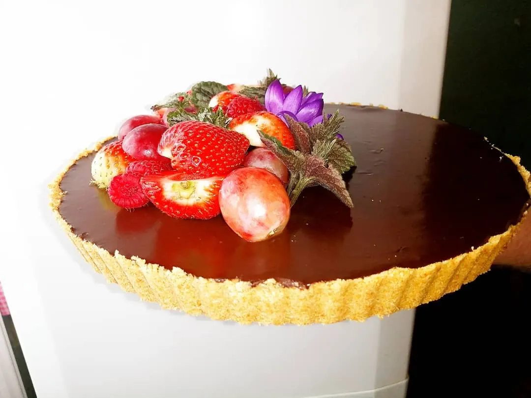 Tarta czekoladowa bez pieczenia z owocami