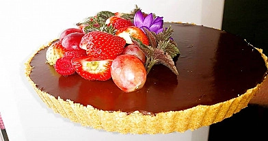 Tarta czekoladowa bez pieczenia z owocami