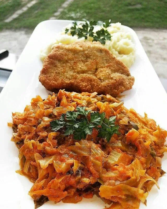 Młoda kapusta duszona w śmietanie z kotletem schabowym i puree ziemniaczanym
