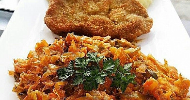 Młoda kapusta duszona w śmietanie z kotletem schabowym i puree ziemniaczanym