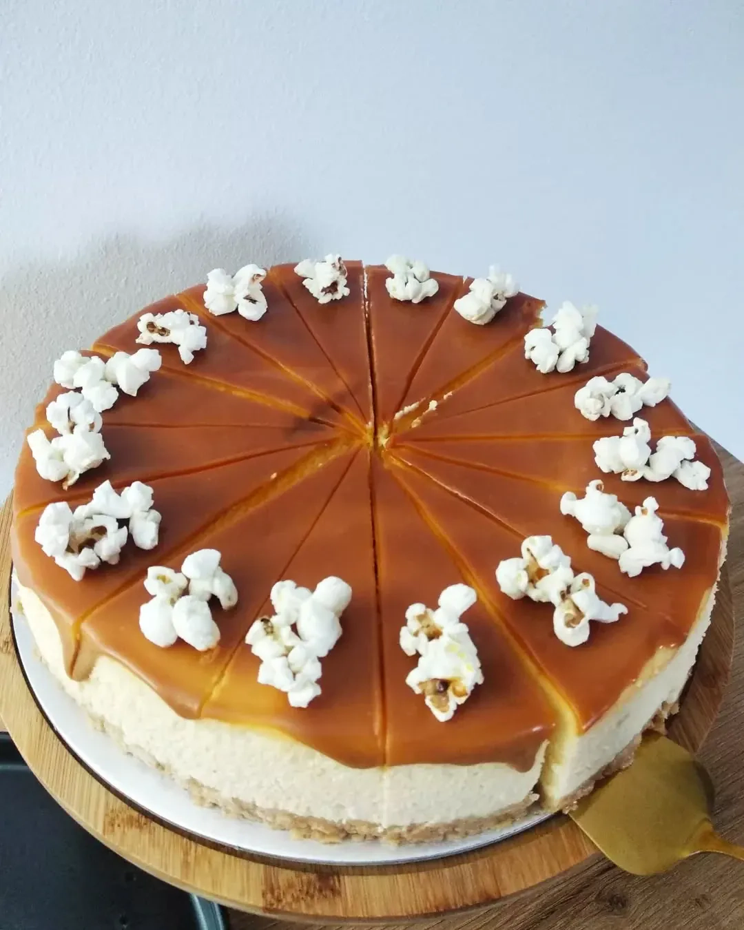 Sernik z białą czekoladą i solonym karmelem