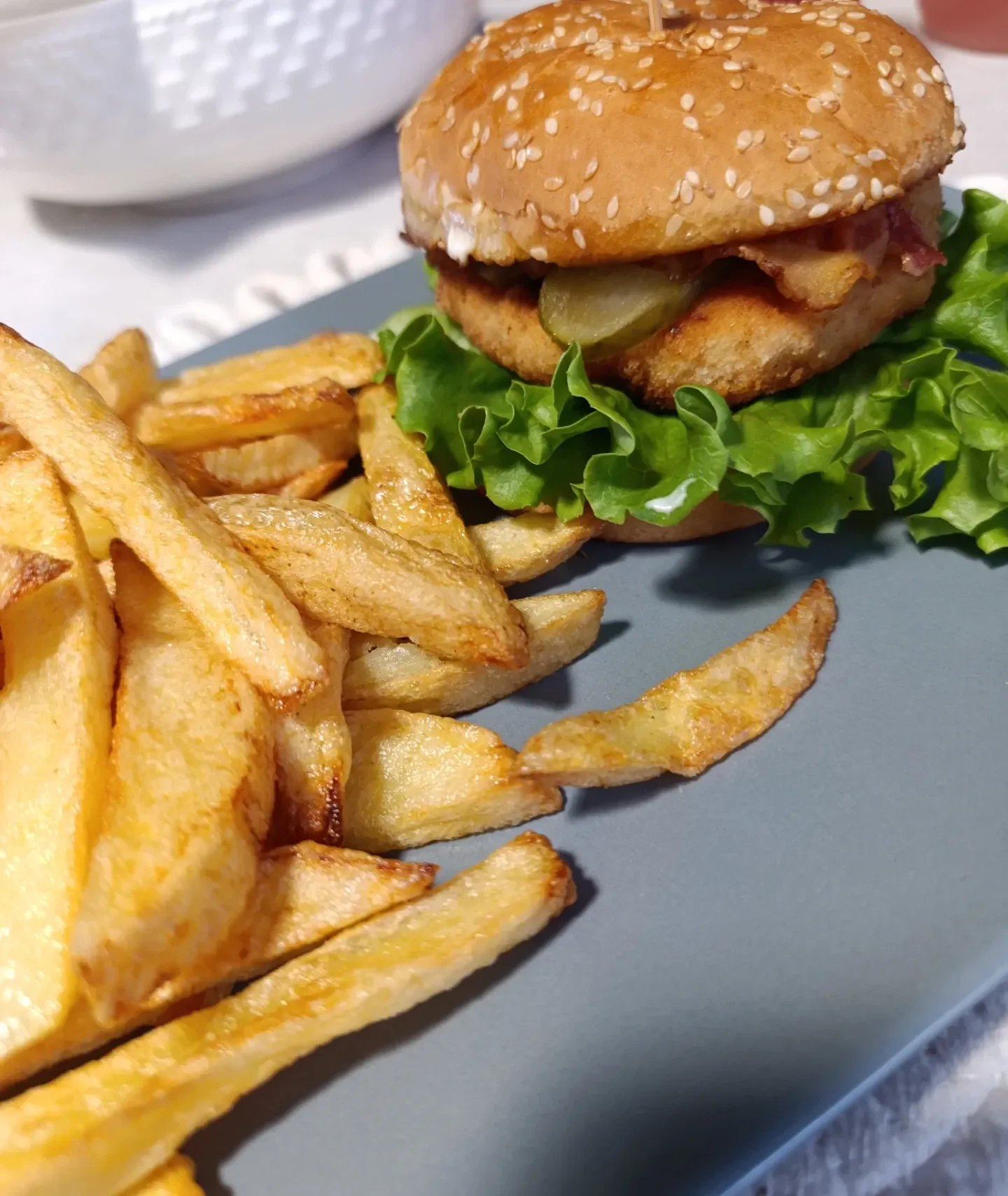Domowy McChicken - burger z kurczakiem w chrupiącej panierce z frytkami