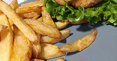 Domowy McChicken - burger z kurczakiem w chrupiącej panierce z frytkami