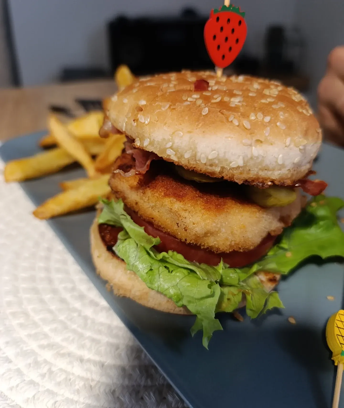 Domowy McChicken - burger z kurczakiem w chrupiącej panierce z frytkami Domowy McChicken - burger z kurczakiem w chrupiącej panierce z frytkami