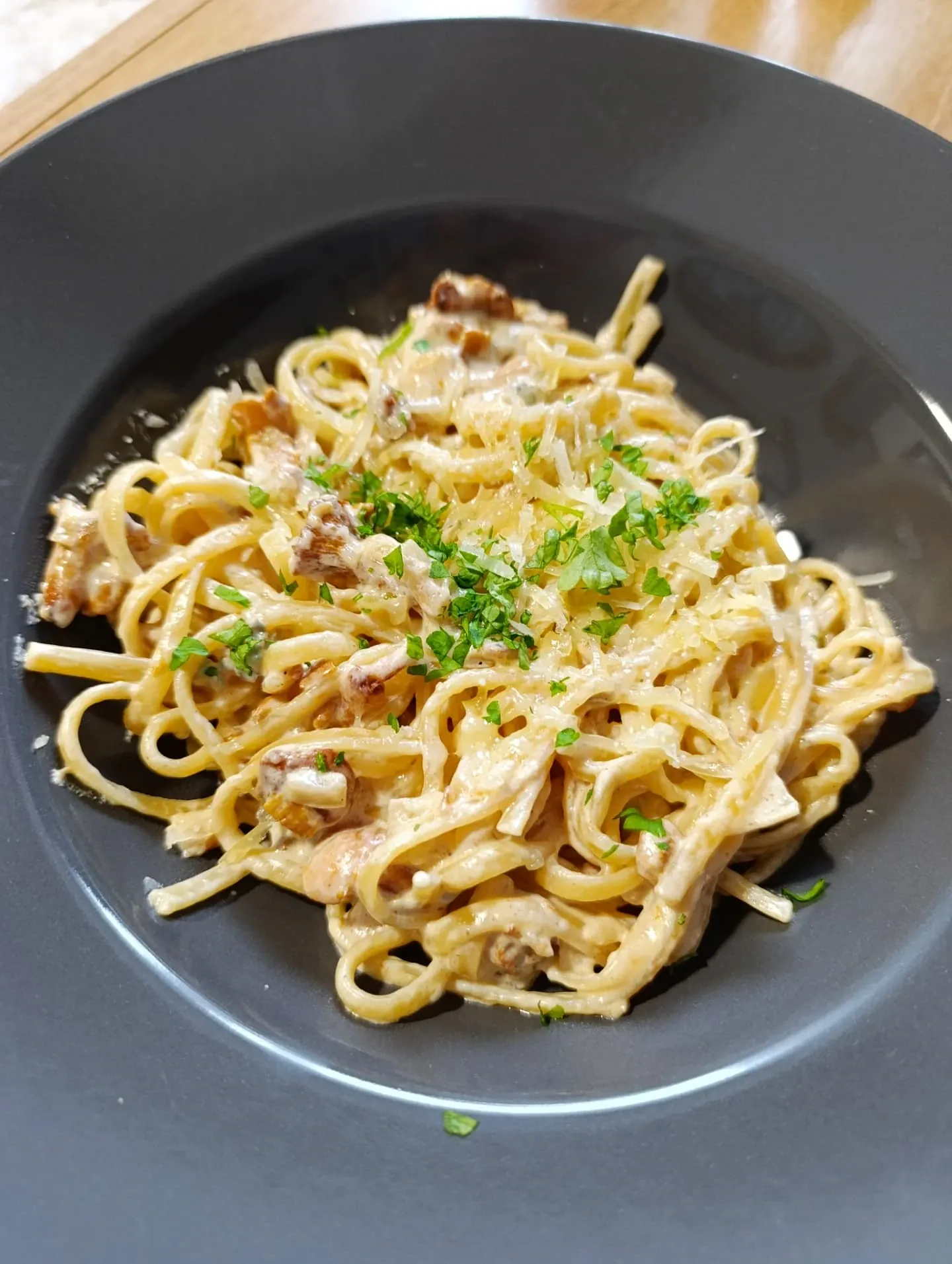 Makaron z kurkami w kremowym sosie gorgonzola i śmietaną