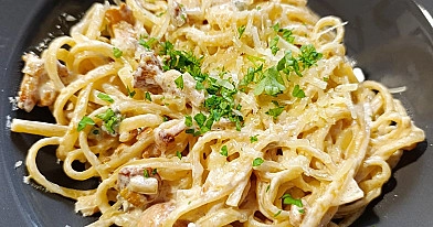 Makaron z kurkami w kremowym sosie gorgonzola i śmietaną