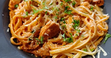 Makaron z kurczakiem i suszonymi pomidorami w kremowym sosie pomidorowym