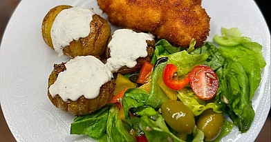 Devolay z pieczonymi ziemniakami w mundurkach z airfryer i sałatką