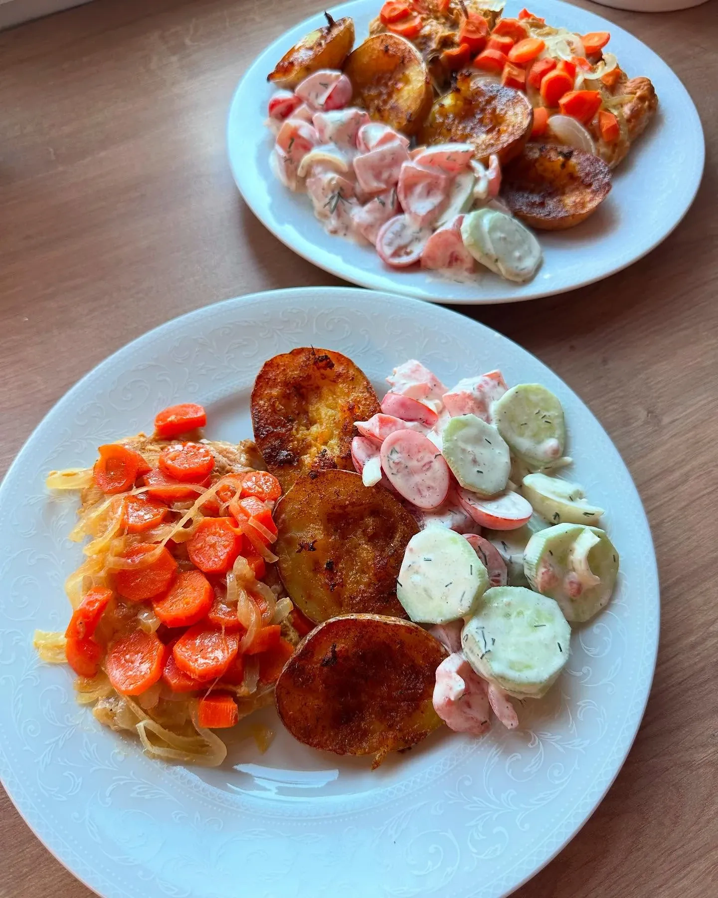Schab pieczony z marchewką, pieczone ziemniaki i mizeria z ogórków i pomidorów