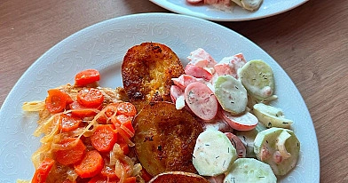 Schab pieczony z marchewką, pieczone ziemniaki i mizeria z ogórków i pomidorów