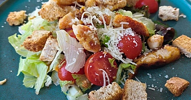 Cezario salotos su kalakutiena ir parmezano sūriu